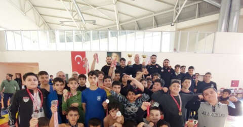 Yunusemreli güreşçilerden 3 kupa ve 23 madalya