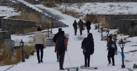 Kars’ta kızaklarını kapan çocuklar yokuşlara koştu