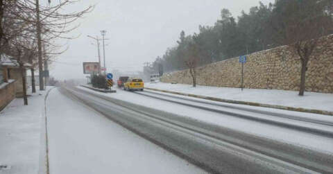 Mardin’de kar yağışı araç sürücülerine zor anlar yaşattı