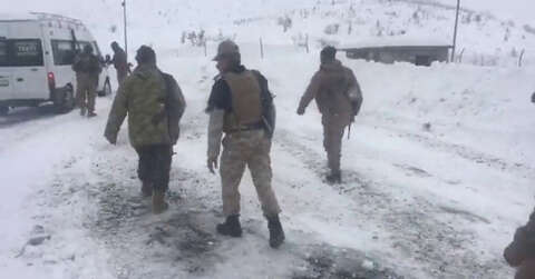 Siirt’te kar ve tipide mahsur kalan köy korucuları ve vatandaşlar ekiplerce kurtarıldı
