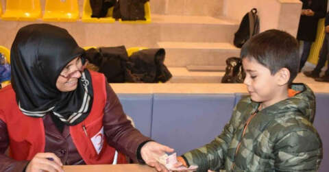 6 yaşındaki Yiğit harçlığını depremzedelere gönderdi