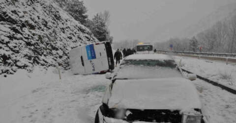 Bolu’da kar sebebiyle 3 araç zincirleme kazaya karıştı