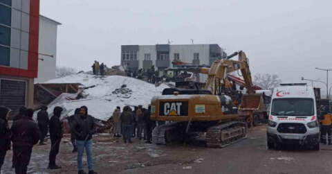 Depremde Kahramanmaraş’ta birçok bina yıkıldı, kurtarma çalışmaları sürüyor