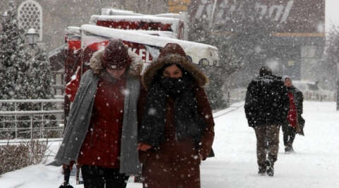 Erzurum’da yoğun kar yağışı etkili oluyor