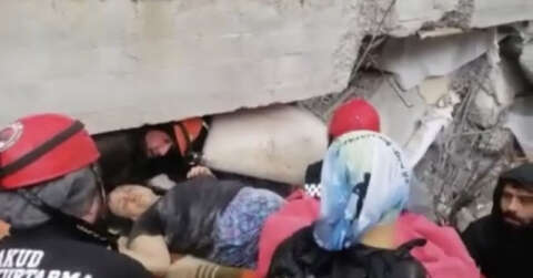 Hatay’da enkaz altındaki kadın 36 saat sonra sağ olarak kurtarıldı