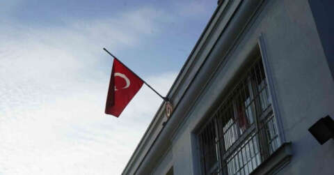 Türkiye’nin Prag Büyükelçiliğinde Türk bayrağı yarıya indirildi, karanfil bırakıldı