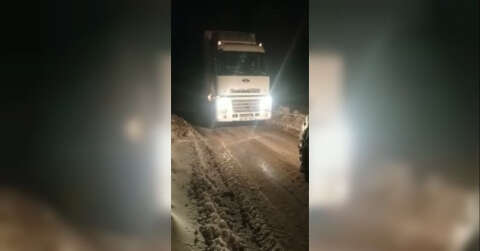 Yoldan çıkan tırın yardımına ekipler koştu