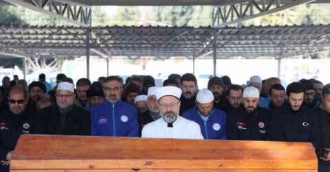 Diyanet İşleri Başkanı Erbaş, depremde hayatını kaybeden anne ve oğlunun cenaze namazını kıldırdı