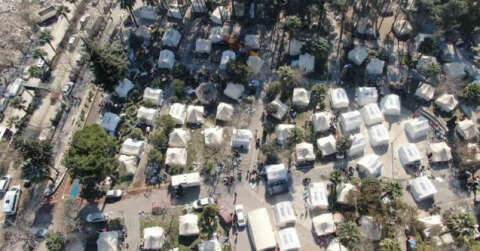 Hatay’daki depremzedeler kurulan çadır kentlerde yaşamını tutunuyor