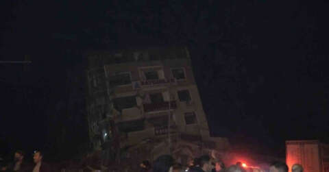 Hatay’da deprem sonrası ev yan yattı, facia ucuz atlatıldı