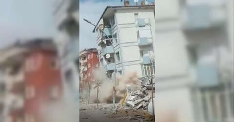5.6’lık depremde binaların yıkılma anı kameraya yansıdı