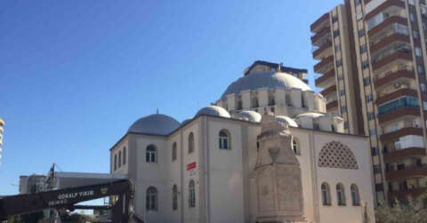 Depremde hasar gören caminin minaresi kontrollü şekilde yıkıldı