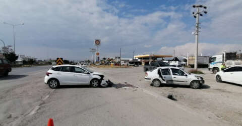 Manavgat’ta 2 kişinin yaralandığı trafik kazası güvenlik kamaralarına saniye saniye yansıdı.