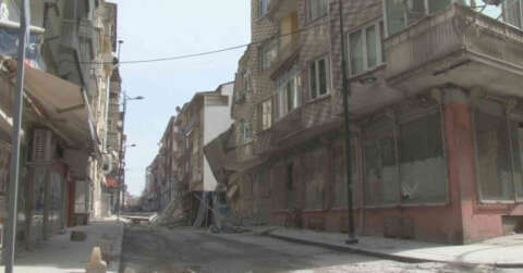 Malatya’da ağır hasarlı bir bina daha kendiliğinden yıkıldı