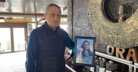 Depremde ölen personelinin anısını işletmesinde yaşatıyor