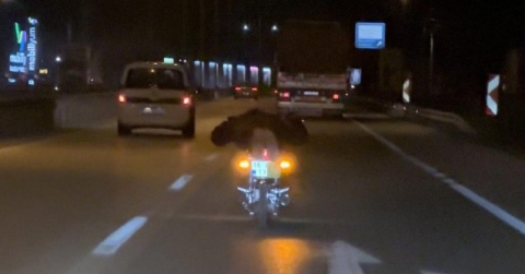 Bursa'da motosikletli sürücünün tehlikeli hareketi kamerada