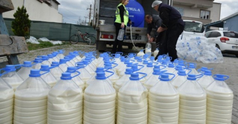 Bursa'da süt üreticilerinden depremzedelere süt desteği