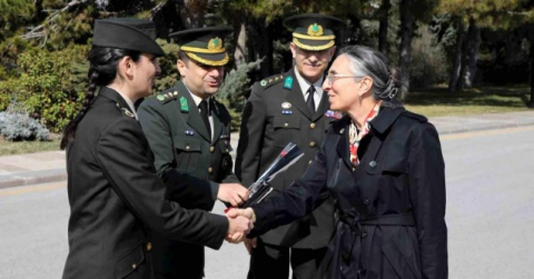 Milli Savunma Bakanı Akar’ın eşi Şule Akar ve beraberindeki komutan eşleri Anıtkabir’i ziyaret etti