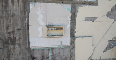 Yıkılan binadan dikkat çeken görüntü: Raftaki fincanlar olduğu gibi kaldı