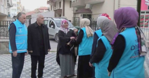 Malatyalı depremzede aileye Kayseri’deki yeni evlerinde çiçekli karşılama