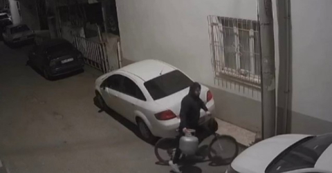 Bursa’da pişkin hırsız bisiklet çaldı, ama aklı tüpte kaldı