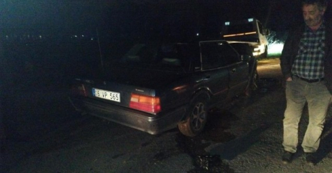 Bursa'da tamir için kenara çekilen araca, otomobil çarptı