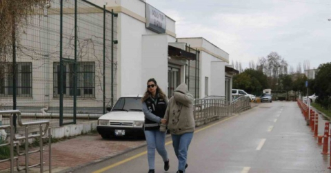 Kendisini kamu görevlisi olarak tanıtıp 8 kişiyi dolandıran kadın yakalandı