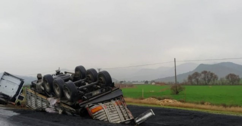 Nallıhan Ankara yolunda tır şarampole devrildi: 1 yaralı