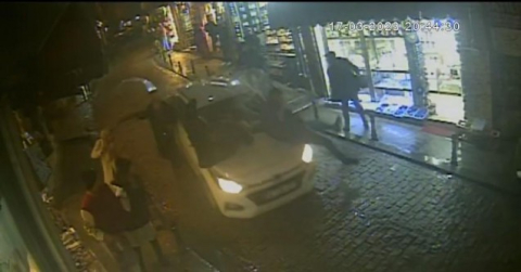 Galata’da dehşet anları kamerada: Otomobil yayaların arasına daldı