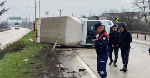 Bursa’da kontrolden çıkan kamyonet yan yattı