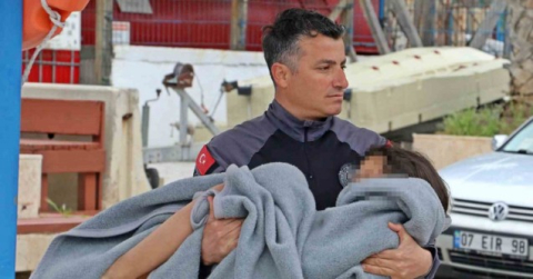 Antalya’da sörf tahtasıyla açığa sürüklenen turistleri deniz polisi kurtardı