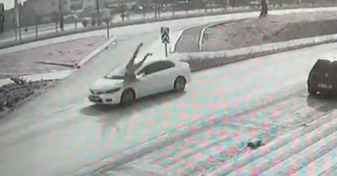 Bursa'da ölümden döndü: Otomobilin çarptığı kadın böyle havalandı