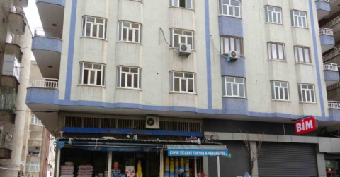 Diyarbakır’da esnaf ağır ve orta hasarlı binaların altında kepenk açtı