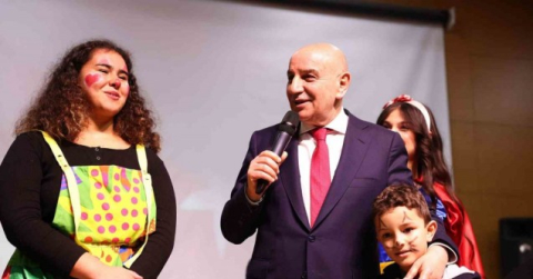 Gönüllü öğretmenlerden depremzede çocuklar için tiyatro gösterisi