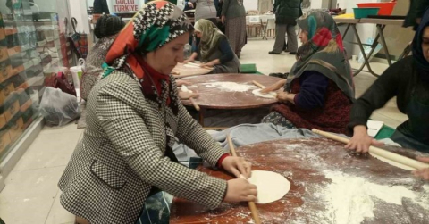 Kadın başkan depremzedeler için gözleme yaptı