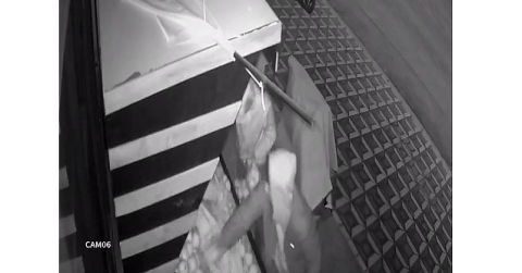 Bursa'da marketten hırsızlık anı kamerada