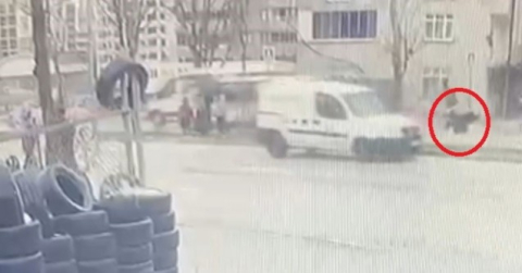 Bursa'da aracın çarptığı çocuk metrelerce böyle savruldu