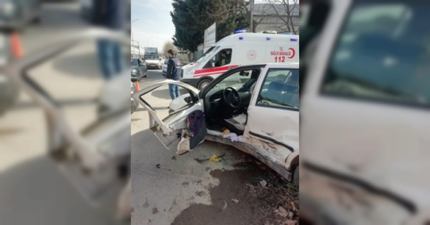 Hafif ticari araç ile otomobil çarpıştı: 2 yaralı