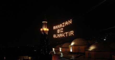 624 yıllık Ulu Cami'ye asılan  mahya geceyi aydınlattı