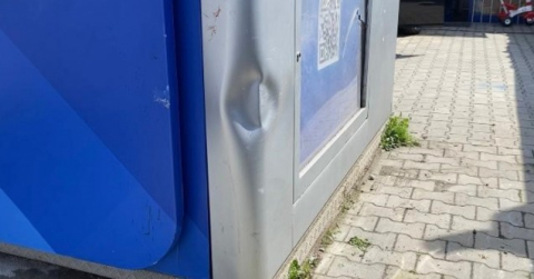 Maltepe'de kontrolden çıkan otomobil kaldırımdaki seyyar satıcıyı altına aldı