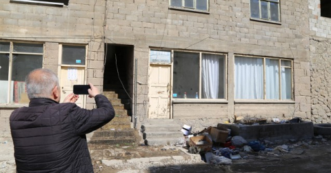 Sular altında kalacak olan ilçede son esnaflar da dükkanlarını bir daha açmamak üzere kapattı