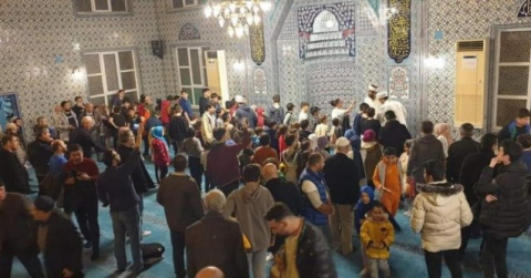 Bursa'da teravih namazına katılan çocuklar hediyelerle seviniyor