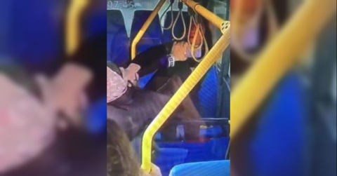 Mersin’de minibüste iki kadının kavgası kameraya yansıdı