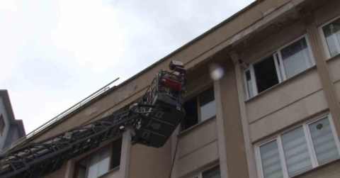 Ümraniye’de apartman yangını: 1’i çocuk 3 kişi dumandan etkilendi