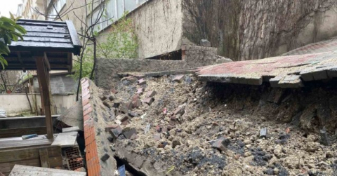 Beylikdüzü’nde sağanak yağış nedeniyle istinat duvarı yıkıldı
