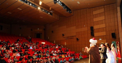 Depremzede çocuklara tiyatro gösterisi