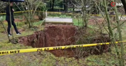 Mezarlığın ortasında oluşan obruk şaşkına çevirdi