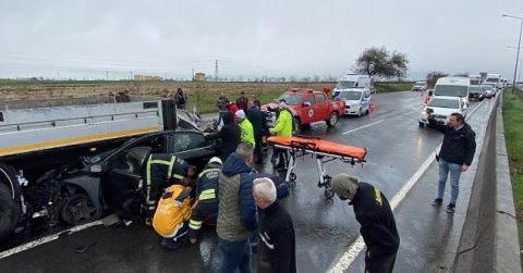 Otomobilin tırın altına girdiği kazada can pazarı...