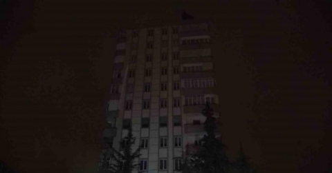 Kahramanmaraş’ta 11 katlı ağır hasarlı bina sallandı, ekipler alarma geçti