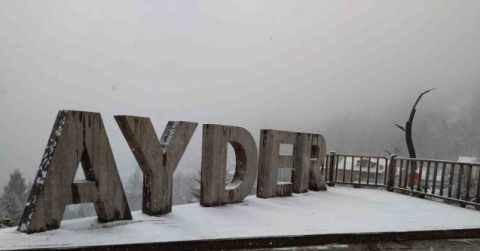 Ayder Yaylası ilkbaharda beyaza büründü